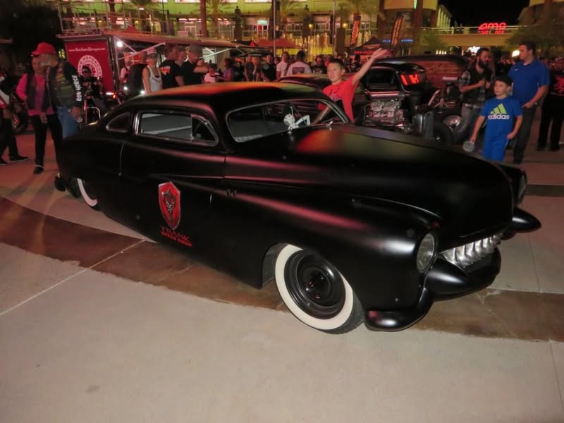 OK, my phone takes pretty crappy pics, and tonight my camera wasn't much better. :) Probably just a bad photographer. In spite of that here are a few of the same and a few different ones. Lots of big wheel baggers tonight.