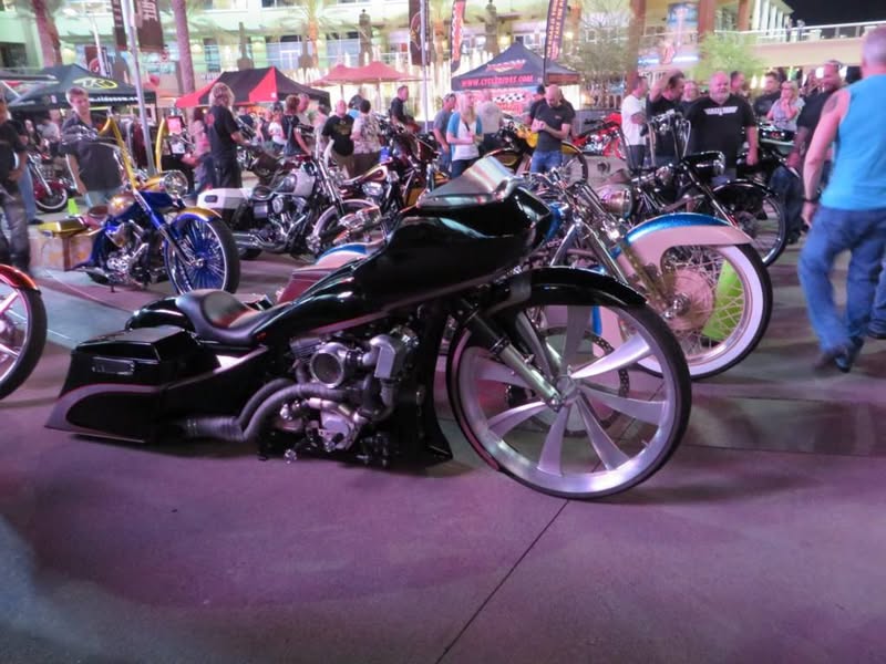 OK, my phone takes pretty crappy pics, and tonight my camera wasn't much better. :) Probably just a bad photographer. In spite of that here are a few of the same and a few different ones. Lots of big wheel baggers tonight.