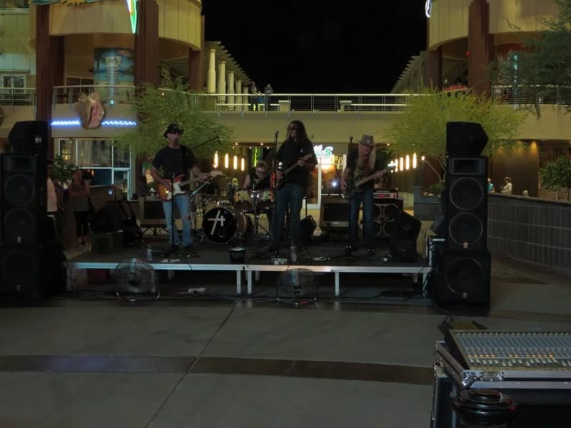 OK, my phone takes pretty crappy pics, and tonight my camera wasn't much better. :) Probably just a bad photographer. In spite of that here are a few of the same and a few different ones. Lots of big wheel baggers tonight.
