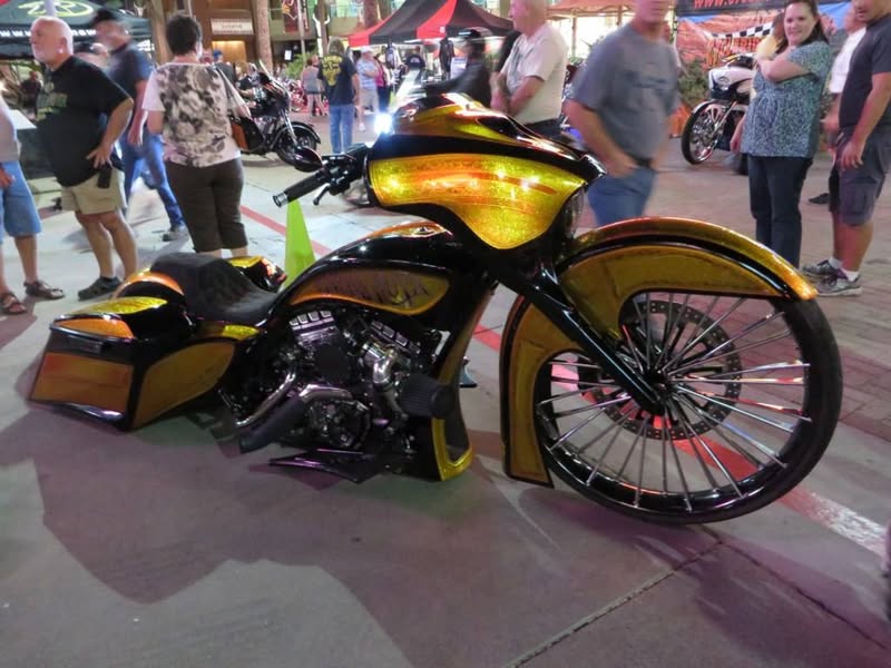 OK, my phone takes pretty crappy pics, and tonight my camera wasn't much better. :) Probably just a bad photographer. In spite of that here are a few of the same and a few different ones. Lots of big wheel baggers tonight.