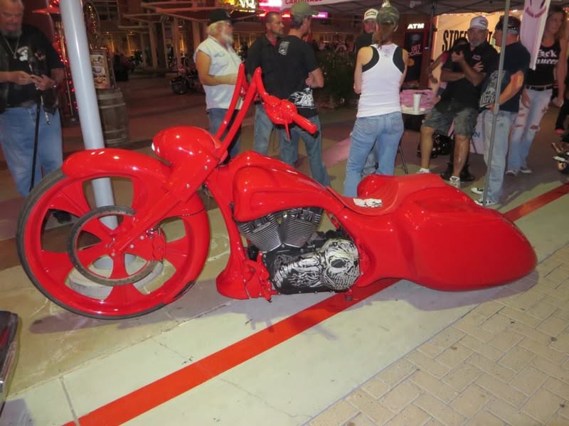 OK, my phone takes pretty crappy pics, and tonight my camera wasn't much better. :) Probably just a bad photographer. In spite of that here are a few of the same and a few different ones. Lots of big wheel baggers tonight.
