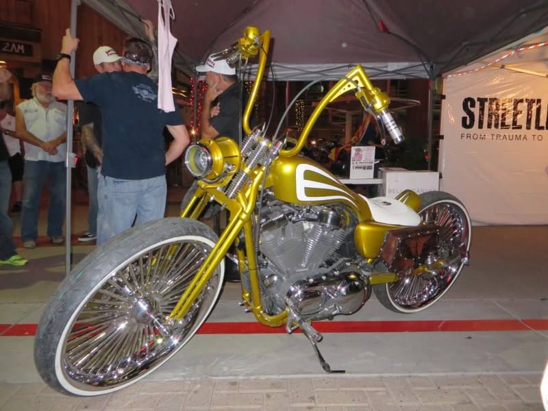 OK, my phone takes pretty crappy pics, and tonight my camera wasn't much better. :) Probably just a bad photographer. In spite of that here are a few of the same and a few different ones. Lots of big wheel baggers tonight.