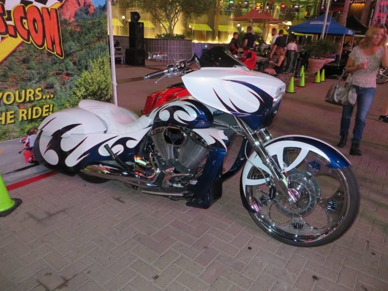 OK, my phone takes pretty crappy pics, and tonight my camera wasn't much better. :) Probably just a bad photographer. In spite of that here are a few of the same and a few different ones. Lots of big wheel baggers tonight.