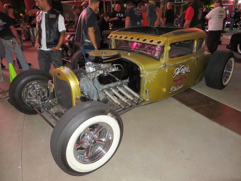 OK, my phone takes pretty crappy pics, and tonight my camera wasn't much better. :) Probably just a bad photographer. In spite of that here are a few of the same and a few different ones. Lots of big wheel baggers tonight.