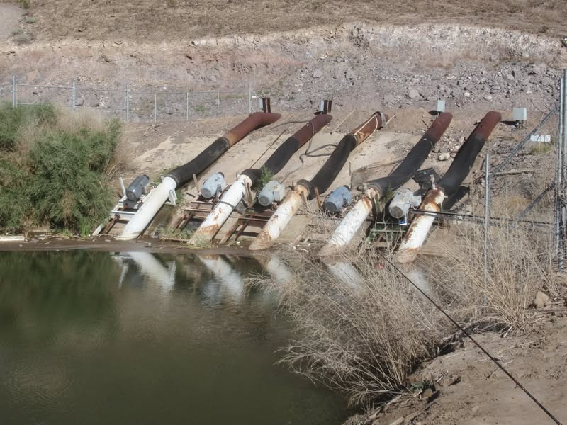 Only one pump drawing water from the Gila River.